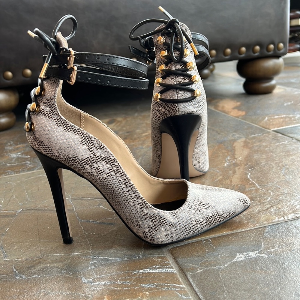 Women’s Size 6 Snake Skin Pattern Shoe